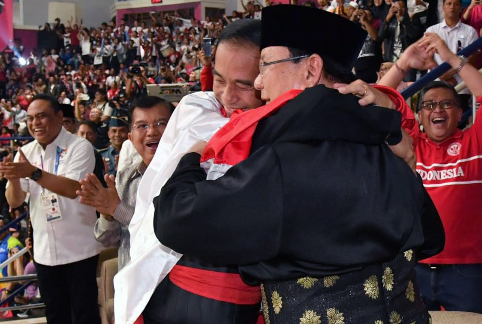 Presiden Jokowi dan Prabowo sama-sama memeluk pesilat Hanifan yang berhasil mendapat medali emas ke 29 di cabor Pencak Silat Asian Games, Rabu, 29 Agustus 2018. (Foto: Biro Pers Presiden)