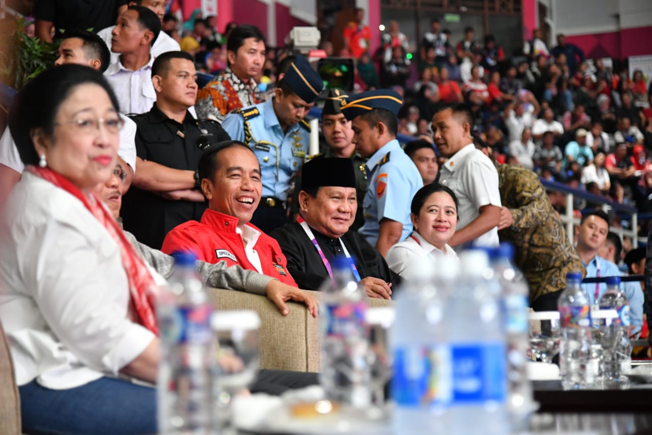 Presiden Jokowi dan Prabowo Subianto saat menyaksikan pertandingan pencak silat perebutan medali emas di Asian Games 2018. (Foto: Biro Pers Presiden)