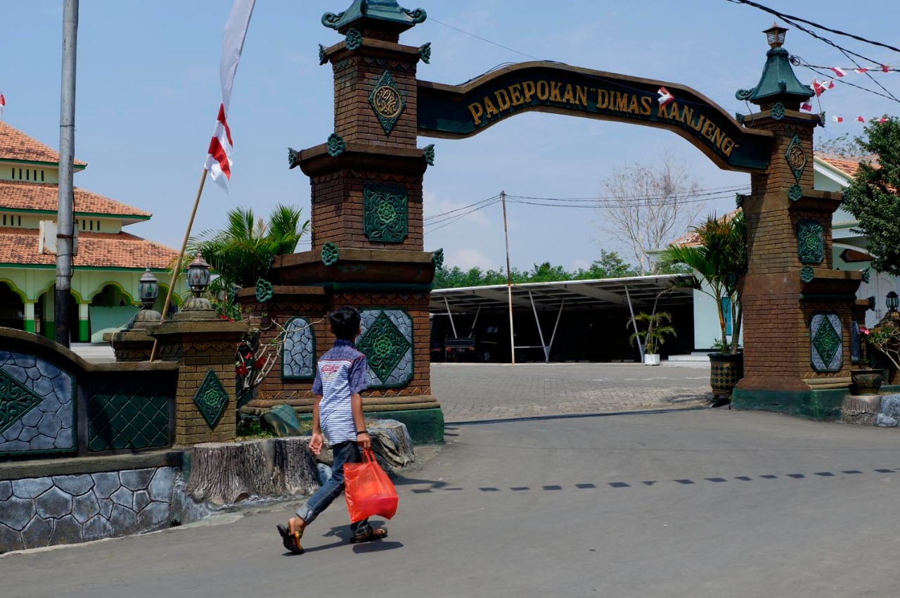 Gapura pintu masuk Padepokan Dimas Kanjeng Taat Pribadi. (Foto: Ikhsan Mahmudi/ngopibareng.id)