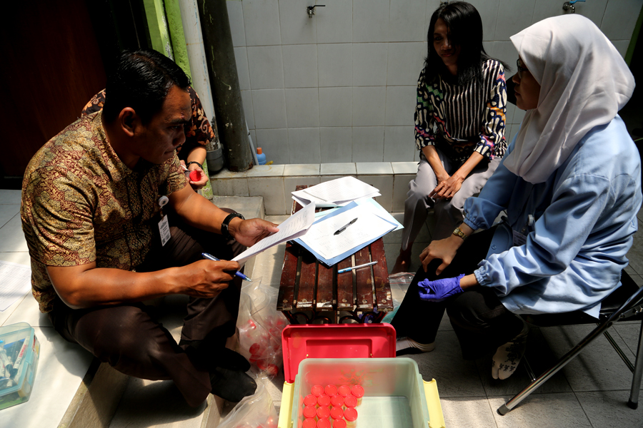 Pegawai di lingkungan Pemkot Surabaya jalani tes urine, Rabu, 29 Agustus 2018. (foto: Istimewa) 