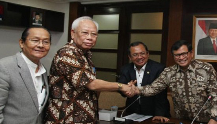 PR - Pemred Media Wakil Ketua DPR Pramono Anung (kedua kanan) berjabat tangan dengan Ketua Dewan Pers Indonesia Bagir Manan (kedua kiri) disaksikan Wakil Ketua DPR Priyo Budi Santoso (tengah), Ketua Komisi II DPR Agun Gunanjar Sudarsa (kanan) dan anggota Dewan Pers Indonesia Leo Batubara (kiri) ketika pertemuan antara pimpinan DPR dengan sejumlah pemimpin redaksi media di Gedung Parlemen, Jakarta, Rabu (25/6). Pertemuan tersebut untuk mengawasi jalannya pemilu presiden yang digelar pada 9 Juli mendatang. (Foto: Antara/Reno Esnir)