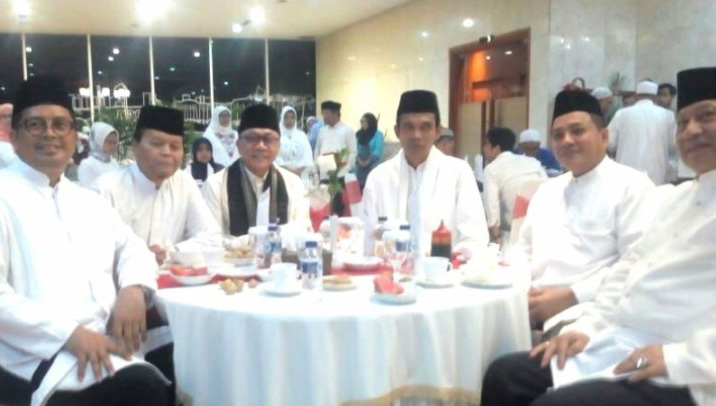Ustad Abdul Somad (ketiga dari kanan) bersama pimpinan MPR RI, saat akan tampil sebagai penceramah di Komplek Gedung MPR/DPR/DPD RI, Jakarta, Rabu (29/8/2018) malam. (Foto: Antara/Riza Harahap)