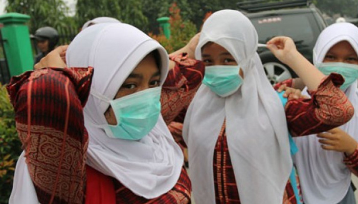 Ilustrasi - Sejumlah siswa SMA Negeri 2 Medan memakai masker yang dibagikan dinas kesehatan, di Medan, Sumatera Utara. (Foto: Antara/Irsan Mulyad