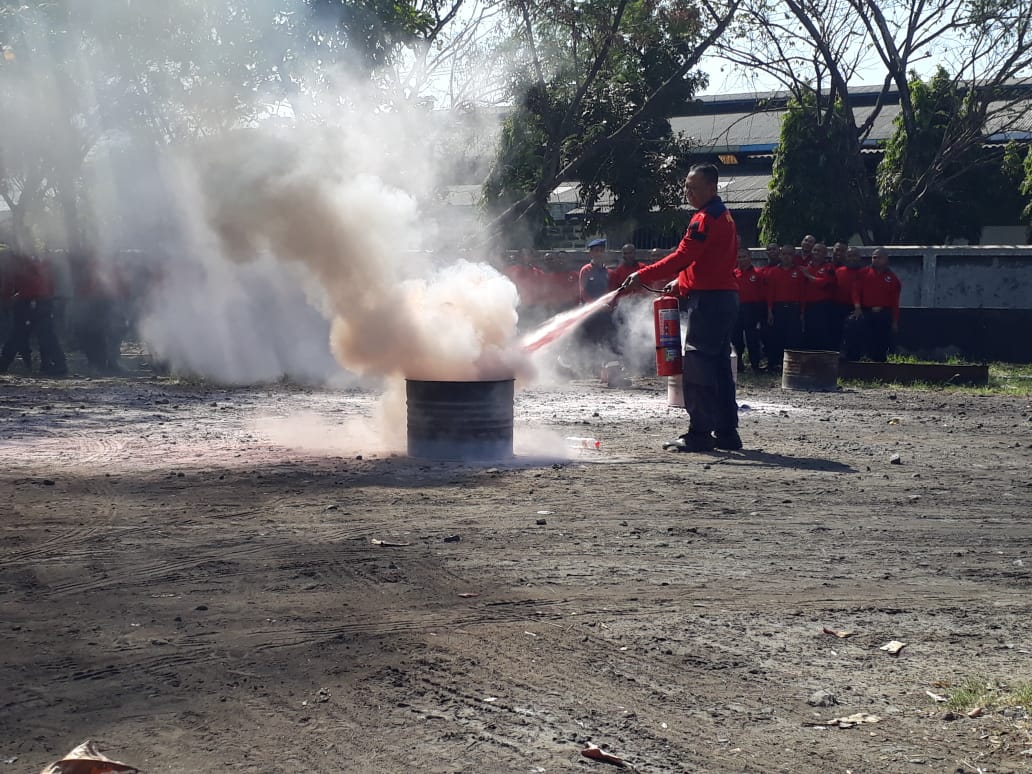 Petugas pemadam kebakaran Surabaya saat melakukan latihan pemadaman, di Surabaya.