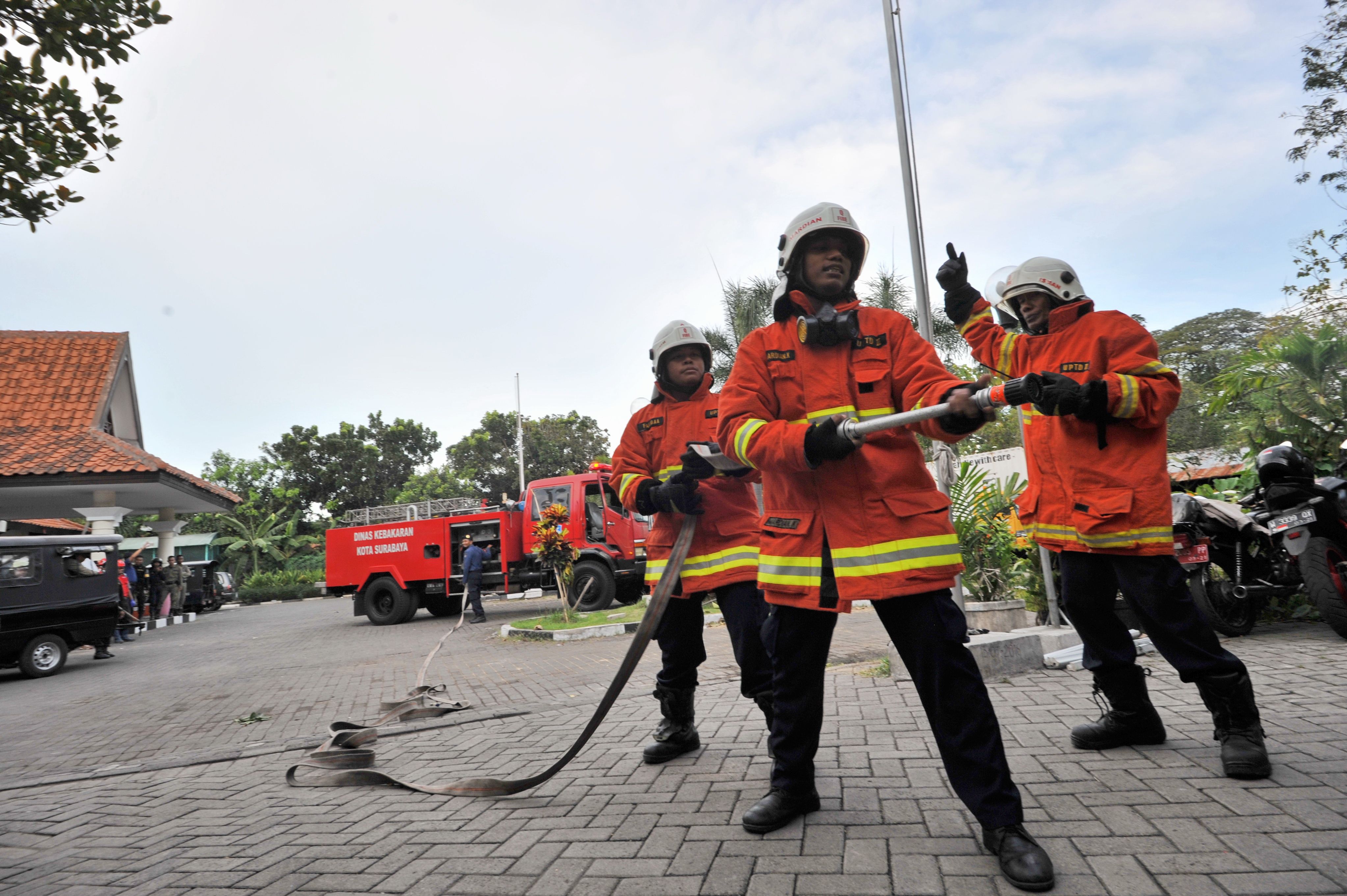 Dinas PMK Surabaya saat melakukan latihan dan sosialisasi. (foto: Istimewa) 