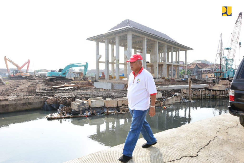 Menteri PUPR Basuki Hadimuljono meninjau lokasi pembangunan pengendalian banjir Sungai Bendung di Kota Palembang. (foto: Dok. PUPR)