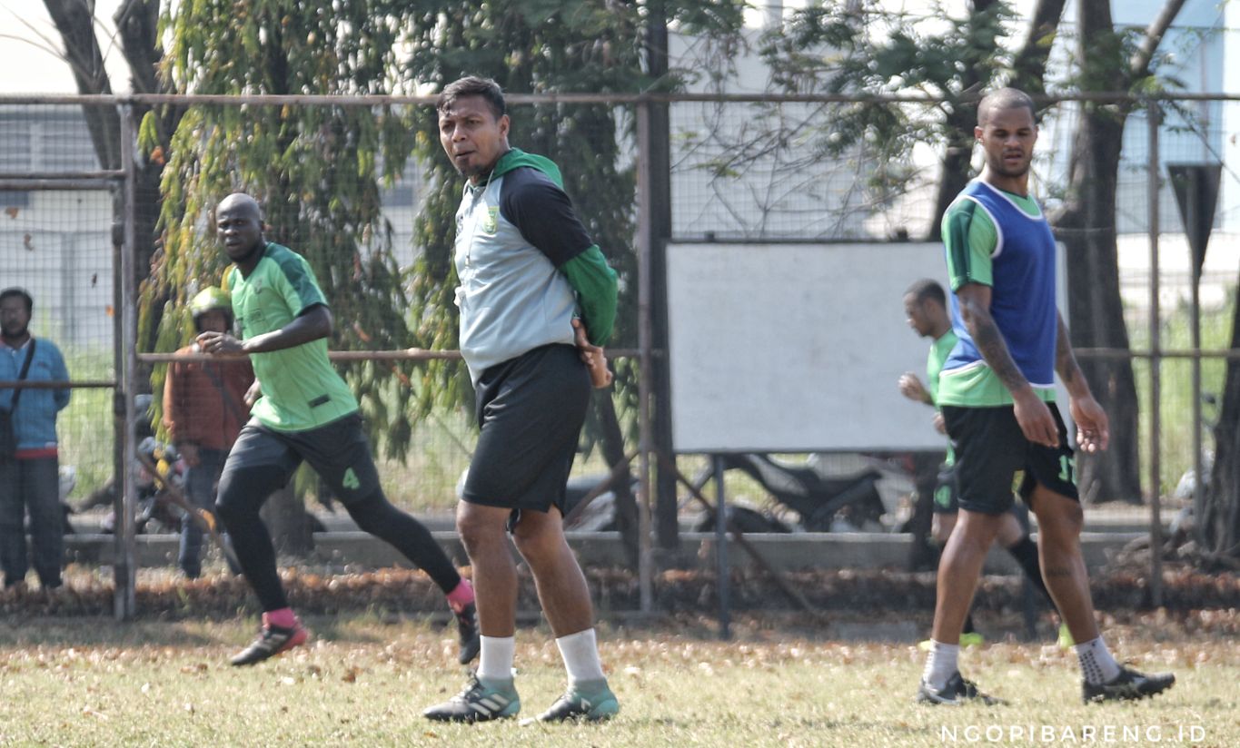 Asisten pelatih Persebaya, Bejo Sugiantoro saat pimpin latihan di Lapangan Sier. Foto: Haris/ngopibareng.id