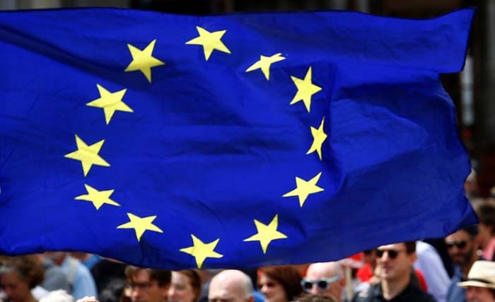 Bendera Uni Eropa dikibarkan untuk melawan kebijakan tarif AS. (Foto: AFP)