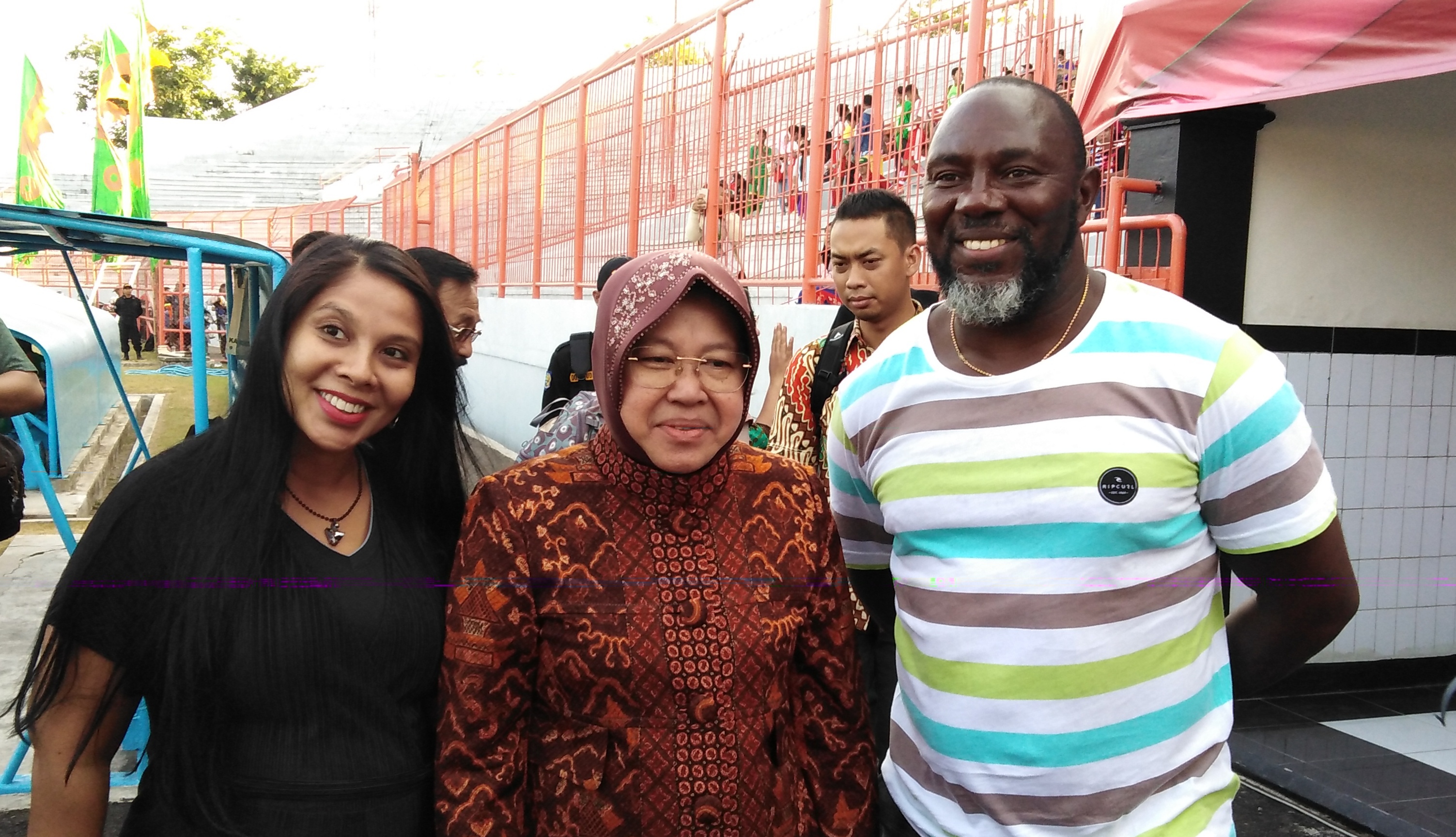 Risma dan legenda Persebaya Jacksen F. Tiago, saat membuka kejuaraan sepak bola U-14 Piala Wali Kota, di Gelora 10 Nopember, Tambaksari, Surabaya, Jumat, 31 Agustus 2018. (Foto: Farid/ngopibareng.id) 