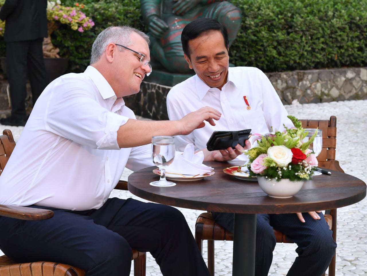 PM Australia Scott Morrison dan Presiden Jokowi menikmati aneka jajanan khas Indonesia. Foto : rumgapres