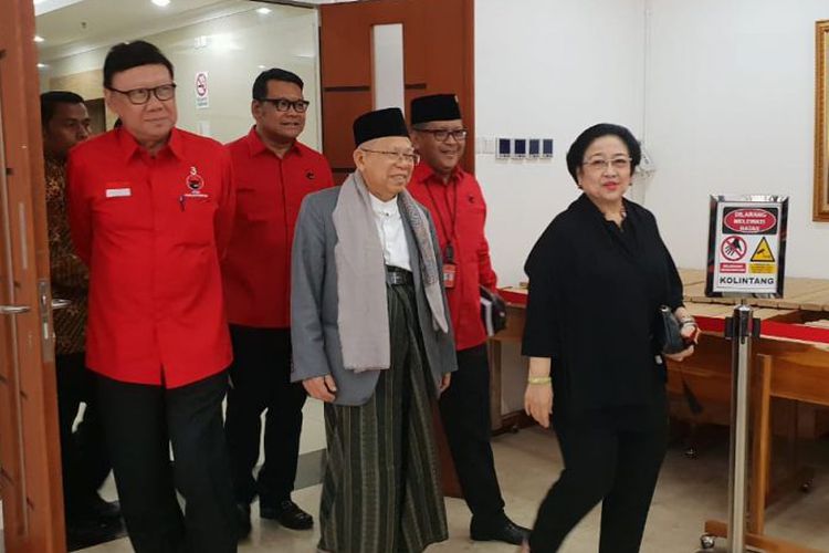 PEMBEKALAN: Kiai Ma'ruf Amin bersama Megawati Soekarnoputri hadiri Rakornas PDI-P di Kantor DPP PDI-P, Jalan Diponegoro, Jakarta, Sabtu (1/9/2018). (foto: hms pdip for ngopibareng.id)