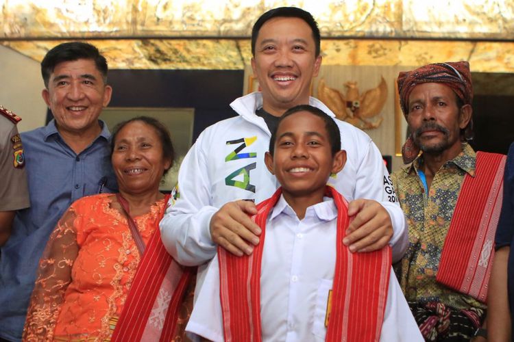Yohanes Ande Kala Marcal alias Joni (13), bocah pemanjat tiang bendera tiba di Kabupaten Belu, Nusa Tenggara Timur (NTT) usai bertemu dengan Menpora Imam Nahrowi. (Foto: TwitterImamNahrowi)