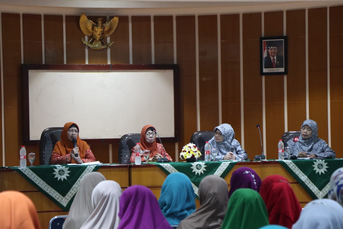 TANTANGAN: Ketua Lembaga Kebudayaan PP 'Aisyiyah Mahsunah Syakir dalam kegiatan Muhammadiyah. (foto: md for ngopibareng.id)