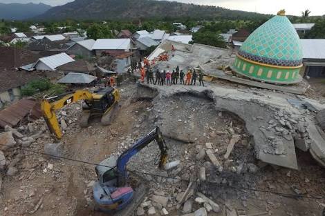 Masjid roboh akibat gempa Lombok. Foto : dok/antara