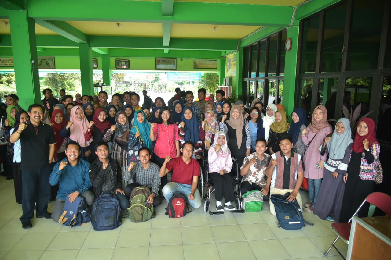 Dinas Pendidikan (Dispendik) Kota Surabaya bersama penerima beasiswa generasi emas. (Foto: farid/ngopibareng.id)