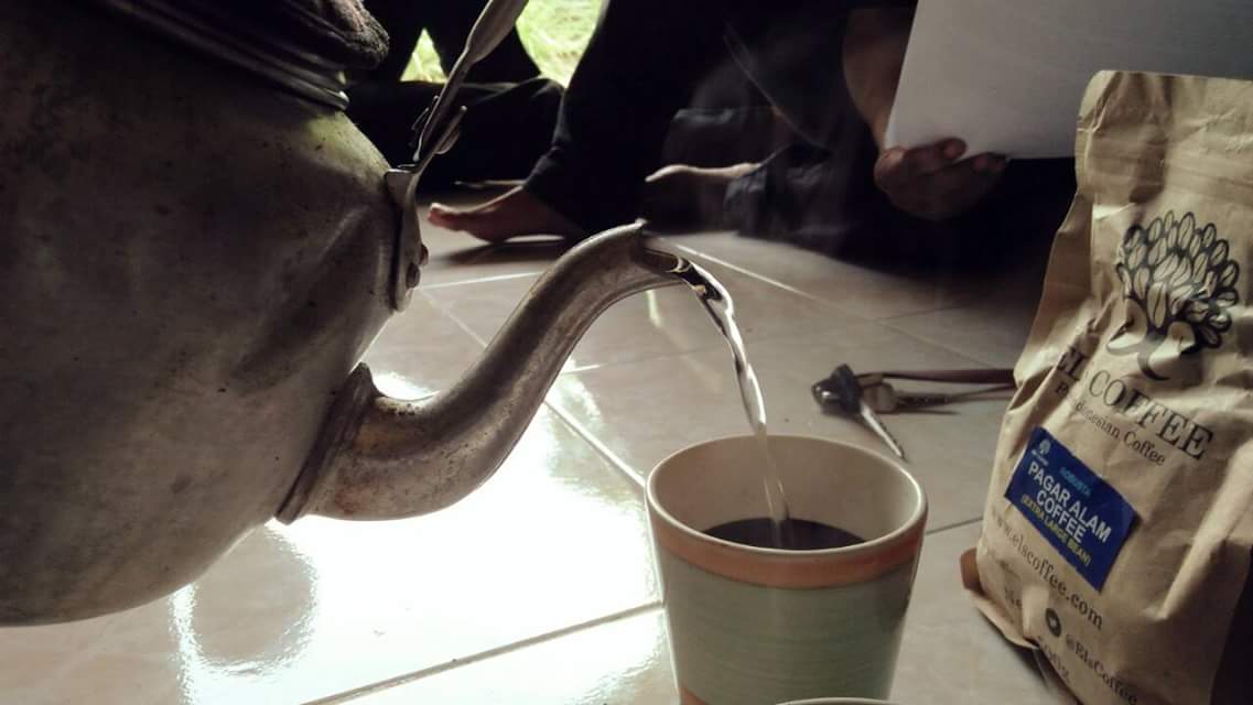 Bukan leher angsa, tapi teko biasa, tapi seduh kopi nikmatnya bukan main. foto:istimewa/nurhadi sucahyo 