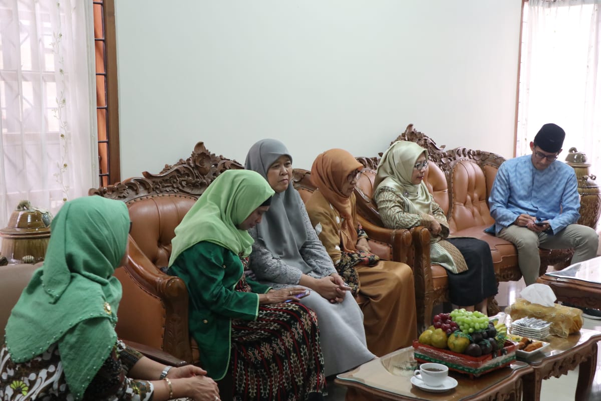 KEADABAN: Siti Noordjannah Djohantini, Ketua Umum PP ‘Aisyiyah, bersama pengurus lainnya. (foto: md for ngopibareng.id) 