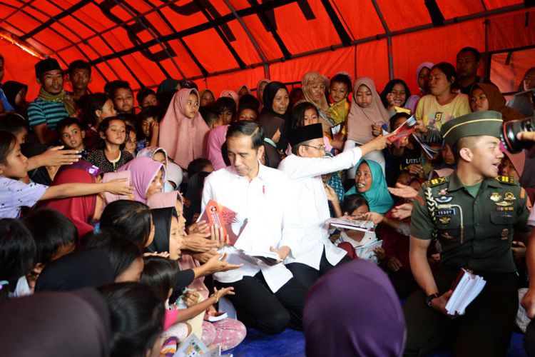 Presiden Jokowi bersama Gubernur NTB, Muhammad Zainul Majdi atau TGB bersama warga pengungsi korban gempa Lombok. Foto: IG/aditairawati (Staf Khusus Presiden). 