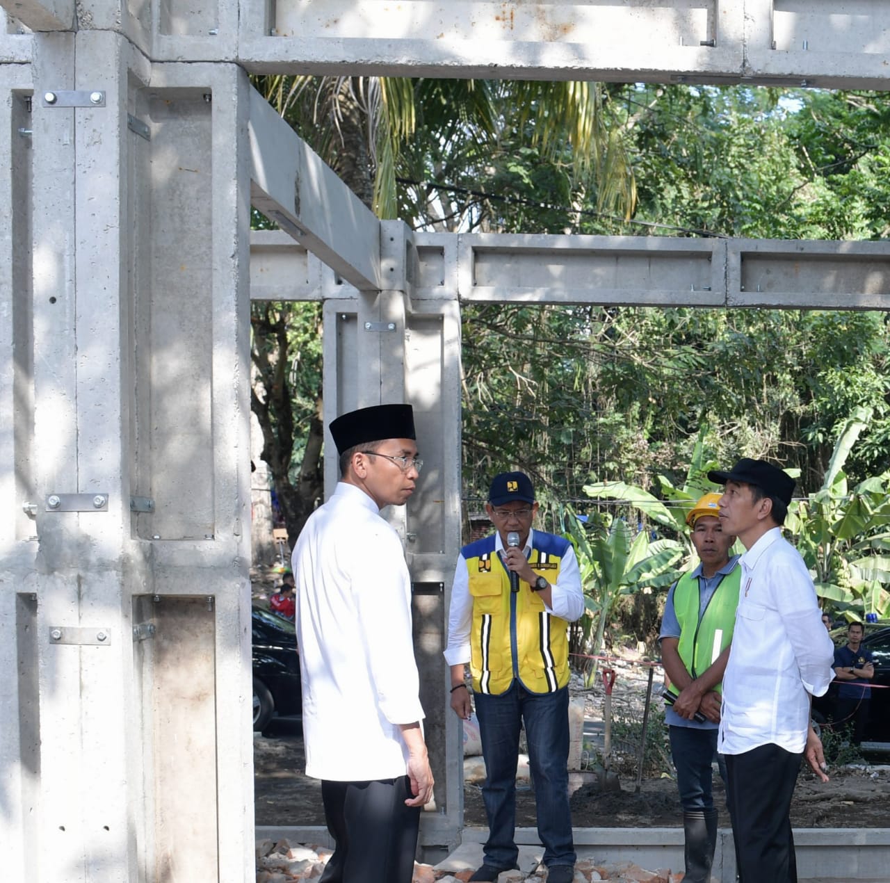 Presiden Joko Widodo meninjau langsung SMP 6 Mataram, salah satu sekolah yang terdampak gempa, pada Senin, 3 September 2018. (Foto: Setpres)