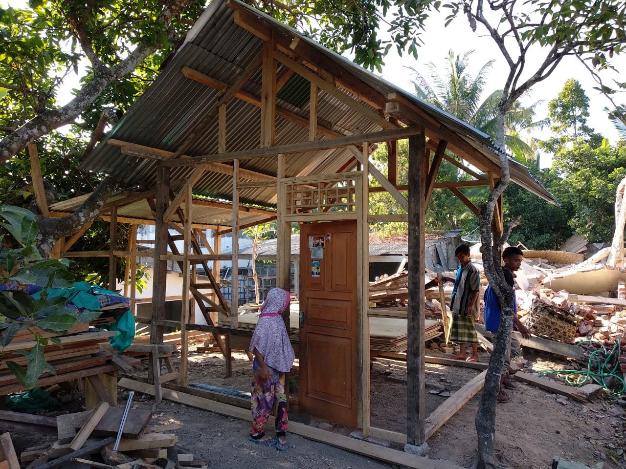 Huntara yang hampir selesai pembangunannya untuk korban gempa di Lombok.