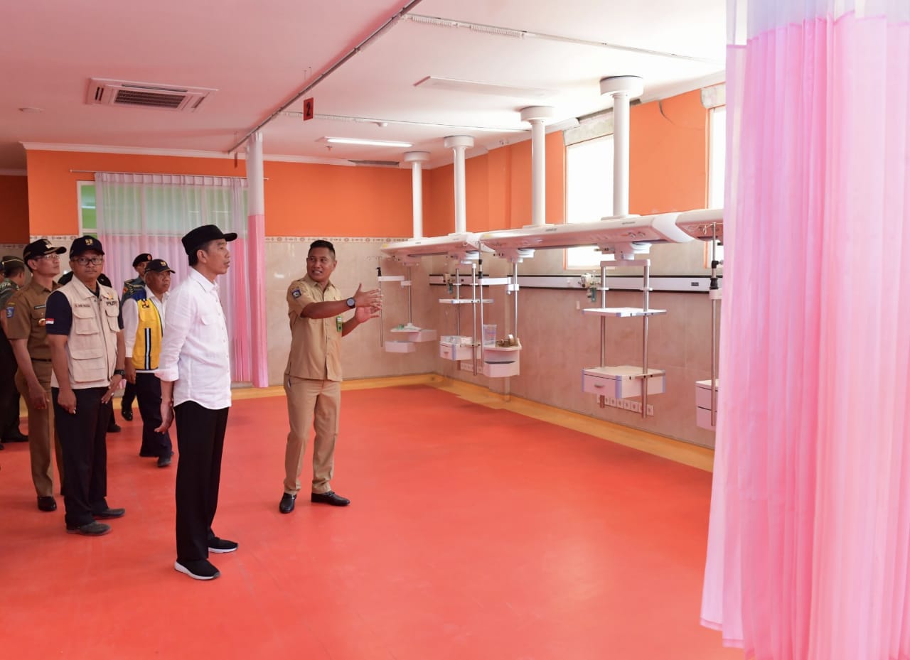 Presiden Joko Widodo meninjau perbaikan gedung Rumah Sakit Umum Daerah (RSUD) Kota Mataram, NTB, Senin, 3 September 2018. (Foto: Biro Pers Presiden)