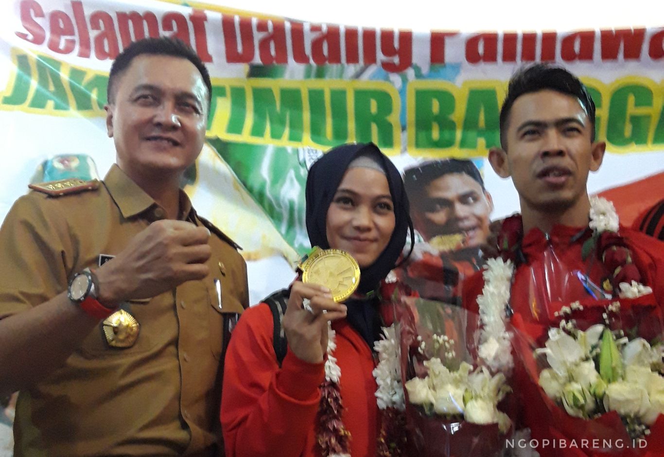 Atlet Jawa Timur Sarah Tria Monata (tengah), peraih emas di Asian Games 2018, bersama Dispora Jatim, Supratomo (kiri). (foto: Haris/ngopibareng) 