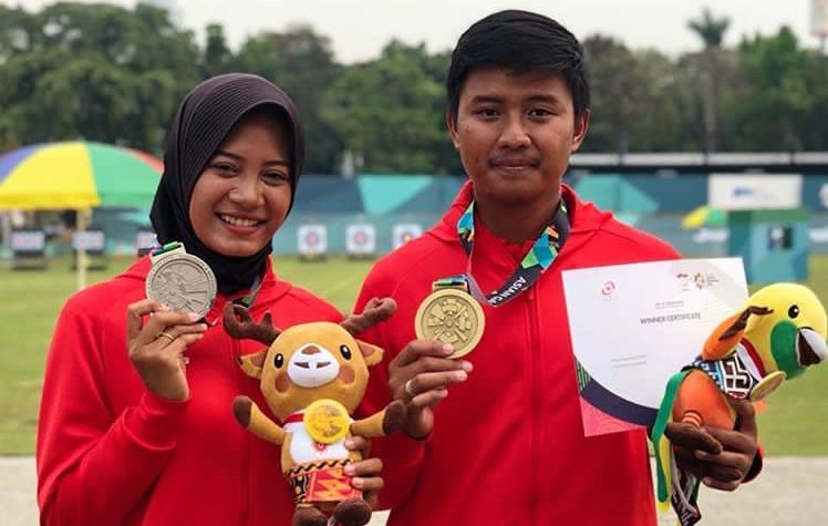 Atlet panahan Riau Ega (kanan), bersama Diananda Choirunisa sukses membanggakan Jatim dan Indonesia di Asian Games. (foto: Haris/ngopibareng)