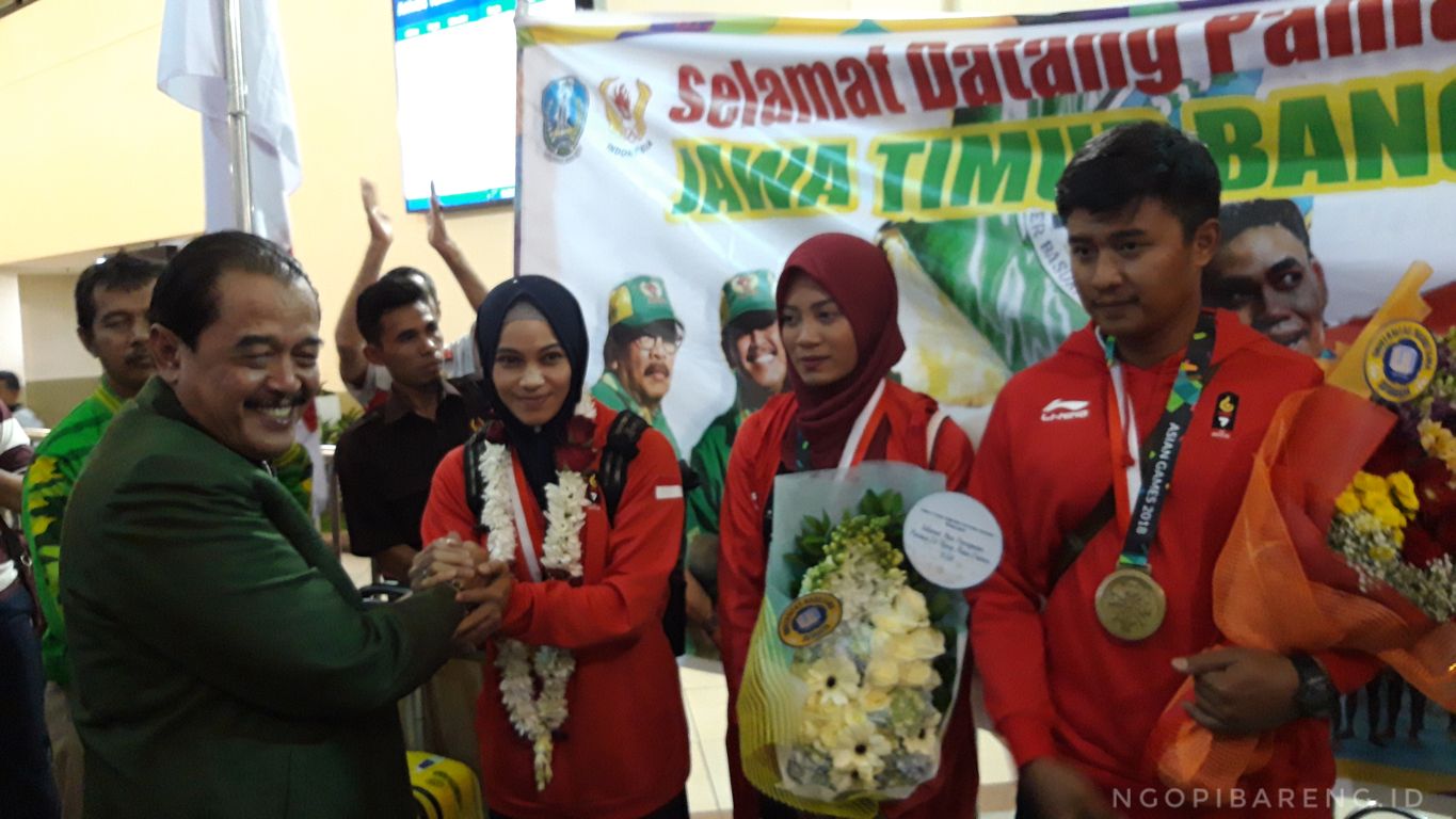 Ketua Umum Koni Jawa Timur, Erlangga Satriagung (kiri) saat menyambut atlet Jatim yang meraih medali di cabang olahraga Panahan dan Pencaksilat. (foto: Haris/ngopibareng)