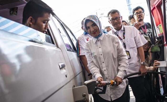 Dirut  PT Pertamina  Nicke Widyawati melayani melayani pelanggan di SPBU Kuningan, Jakarta, Senin 3 September. (Foto: Gatra.com)