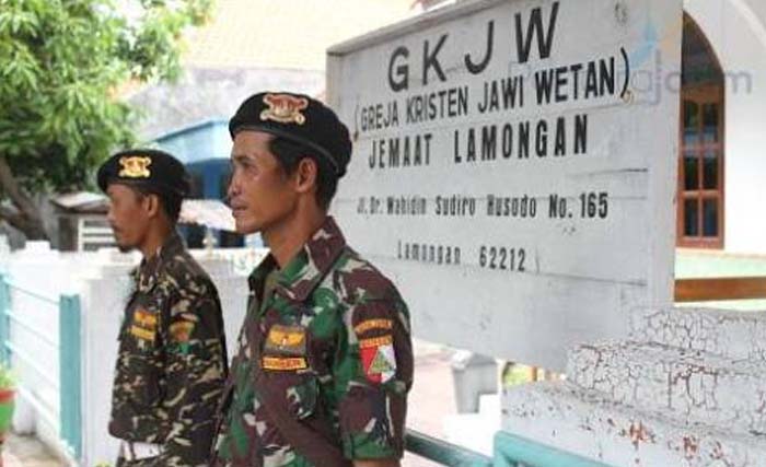Dokumentasi pengamanan gereja di Lamongan Jawa Timur oleh anggota Banser. (foto: dok. kabarkita.co)