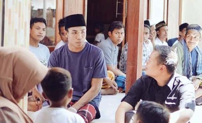 Lalu Muhammad Zohri (tengah) bersama handai taulan dan para tetangga di Desa Pemenang Barat, Lombok Utara. (Foto:Twitter)