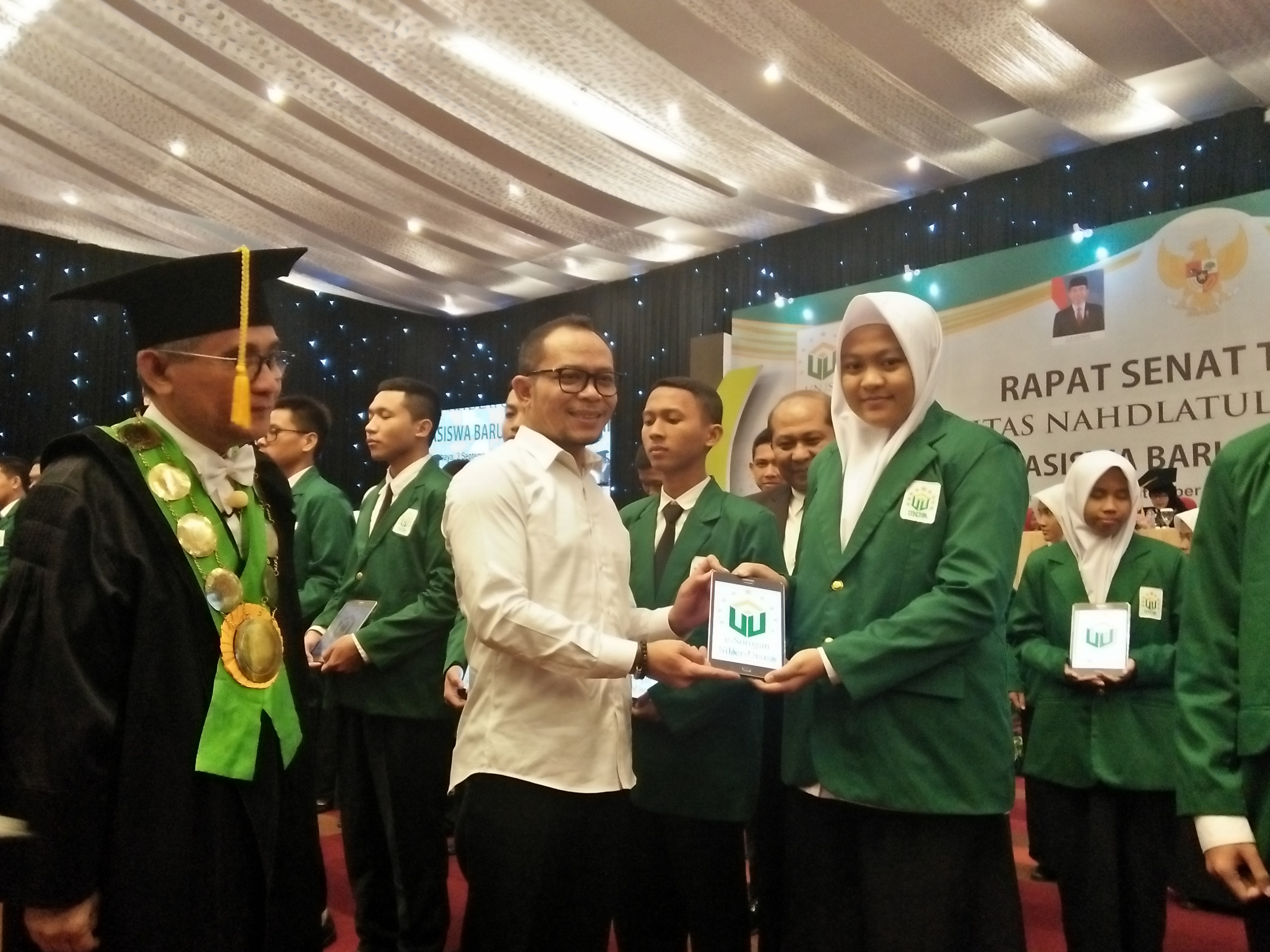 Rektor Unusa bersama Menteri Ketenagakerjaan membagikan tablet kepada para mahasiswa baru. Foto: Amanah/ngopibareng.id