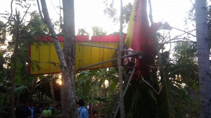 Sebuah pesawat Sky Ranger PK-S160 jatuh di pelataran warga dan tersangkut di pohon mahoni, Selasa, 4 September 2018. (Foto: gunungkidulsorot.co)