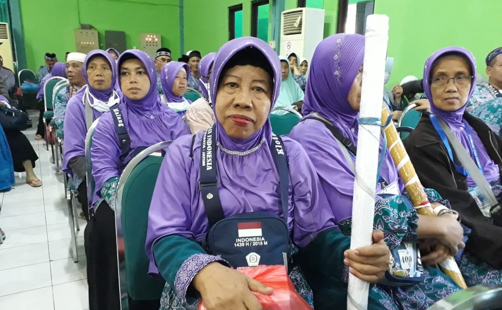 Suhernik, 61 tahun, saat tiba di Asrama Haji Debarkasi Surabaya, Selasa, 4 September 2018.