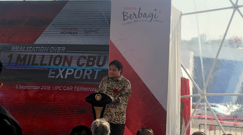 Menteri Perindustrian Airlangga Hartarto saat menghadiri seremoni ekspor Toyota yang mencapai 1 juta unit di Jakarta, Rabu. (Foto: Antara/ Sella Panduarsa Gareta)