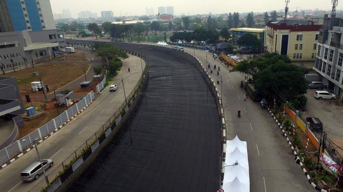 Waring atau jaring hitam di atas Kali Sentiong atau Kali Item, Kemayoran, Jakarta Pusat.