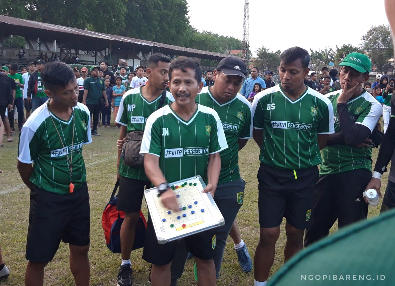Pelatih Persebaya, Djajang Nurdjaman saat memimpin latihan di Lapangan Karanggayam, Rabu 5 September 2018. (foto: Haris/ngopibareng)