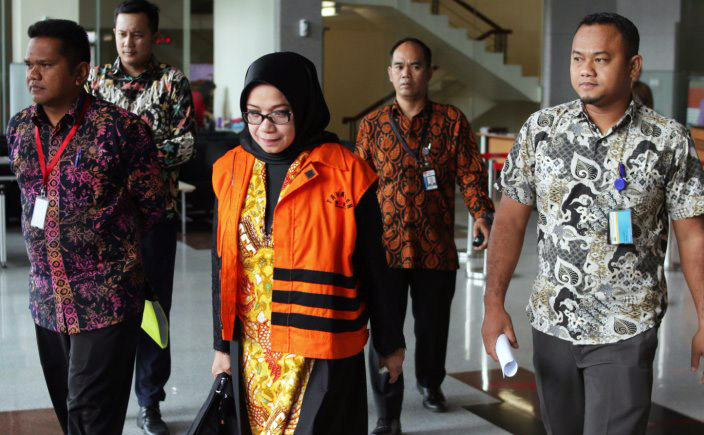 Eni Saragih usai menjalani pemeriksaan sebagai saksi dengan tersangka Johannes Budisutrisno Kotjo, Rabu, 5 September 2018 di Gedung KPK, Jakarta. (Foto: Antara)