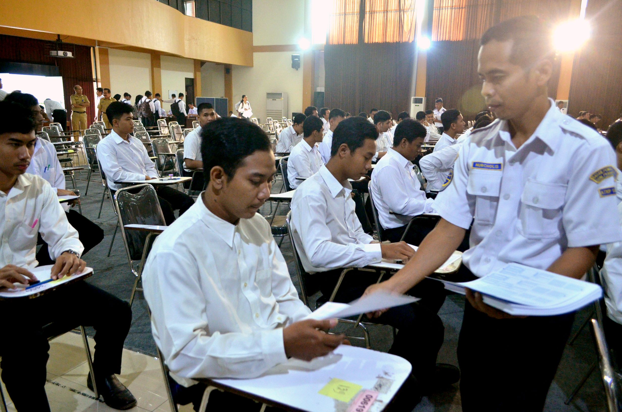 Peserta teknisi pesawat udara asal Surabaya dinyatakan lulus dan berhak menerima beasiswa, Rabu, 5 September 2018. 