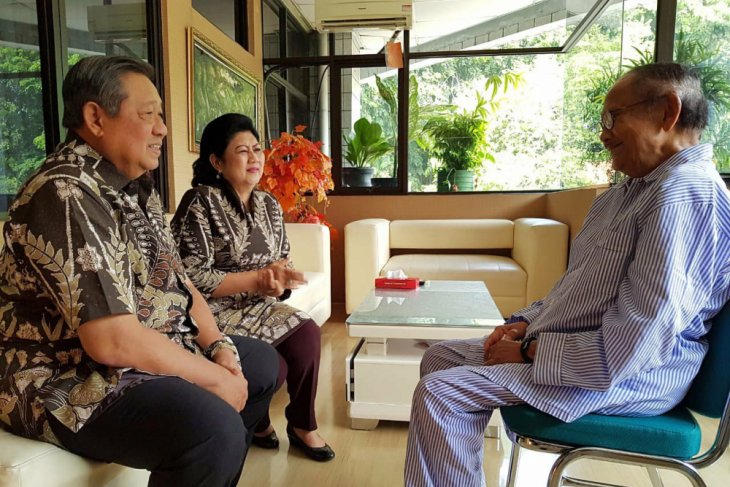 Presiden ke-3 Habibie ketika menerima kunjungan Presiden ke-6 Susilo Bambang Yudhoyono bersama istri. Foto : Twitter 