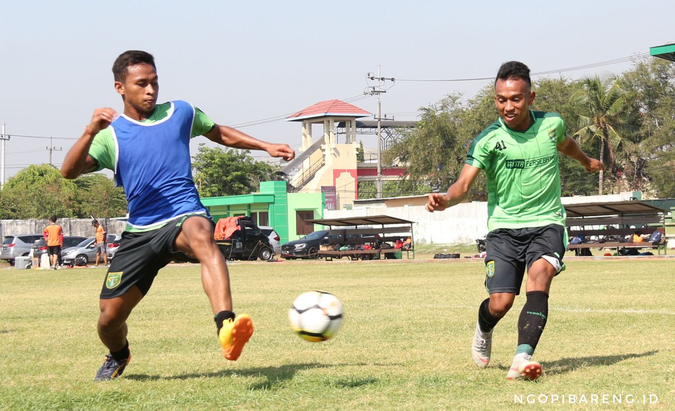 Winger Persebaya, Irfan Jaya (kanan) bersama Osvaldo Haay saat latihan di Lapangan Jenggolo, Sidoarjo, Kamis 6 September 2018. (Foto: Haris/ngopibareng.id)