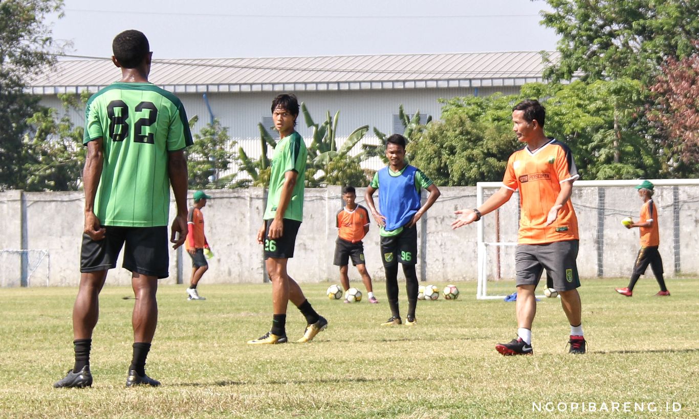 Pelatih anyar Persebaya, Djajang Nurjaman (kanan) saat pimpin latihan di Lapangan Jenggolo, Kamis 6 September 2018. (Foto: Haris/ngopibareng.id)