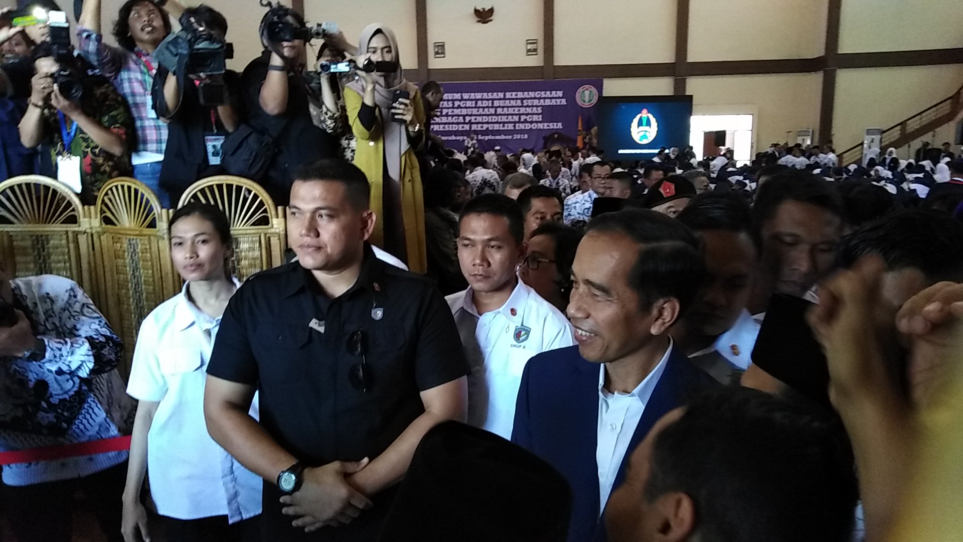 Presiden Jokowi disela membeei kuliah umum di Unipa Surabaya, Kamis, 6 September 2018. (foto: farid/ngopibareng.id) 