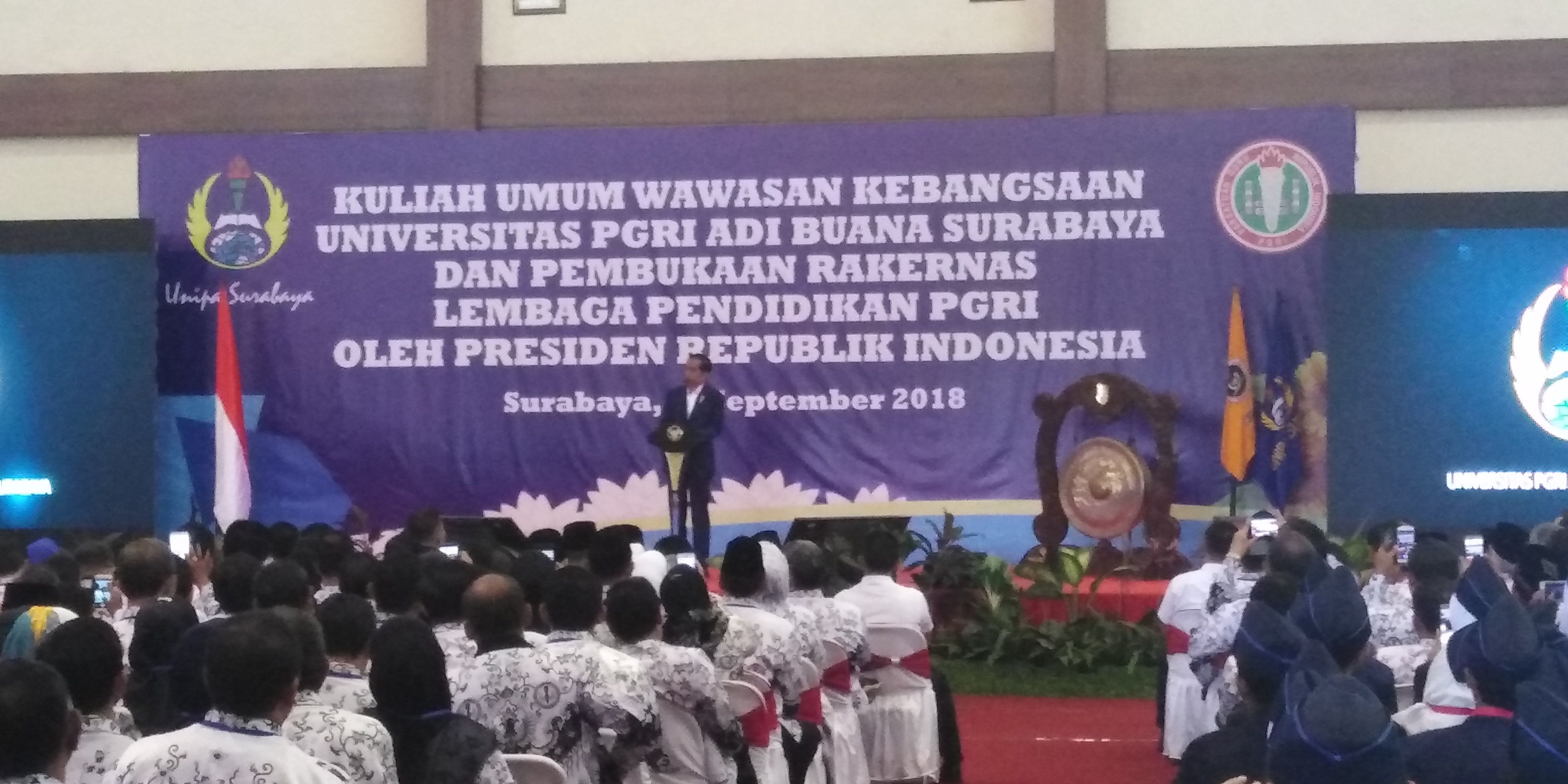 Presiden Jokowi saat berada di Unipa, Surabaya, Kamis 6 September 2018. (foto: farid/ngopibareng.id) 