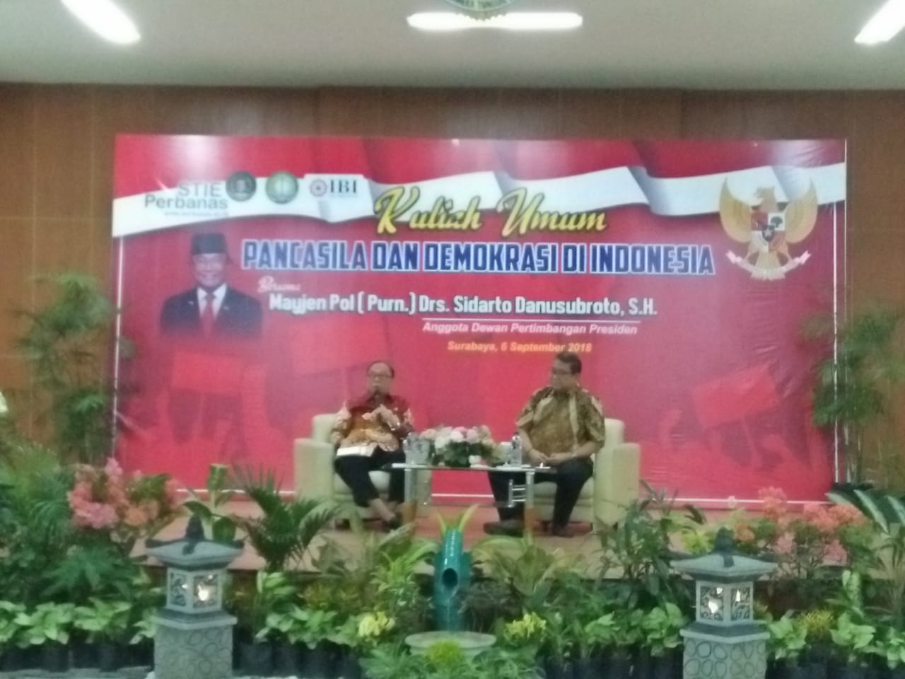 Mayjen Pol (Purn.) Sidarto Danusubroto ketika mengisi kuliah tamu di STIE Perbanas Surabaya, Kamis, 6 September 2018. Foto: Amanah/ngopibareng.id
