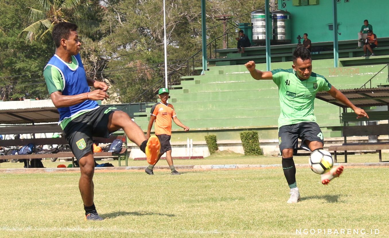 Winger Persebaya, Irfan Jaya (kanan) saat berduel dangan Osvaldo Haay saat latihan di Lapangan Jenggolo, Kamis 6 September 2018. (Foto: Haris/ngopibareng.id)