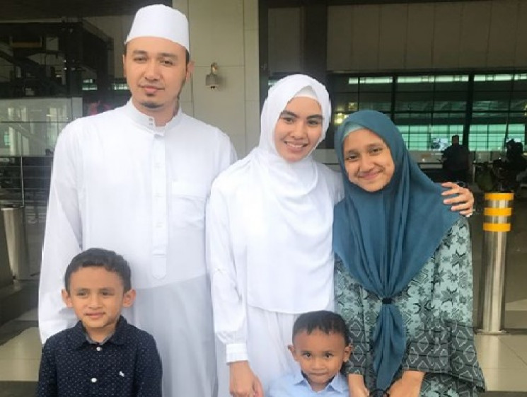Habib Usman bersama Kartika Putri dan ketiga anaknya dari dua pernikahan sebelumnya.