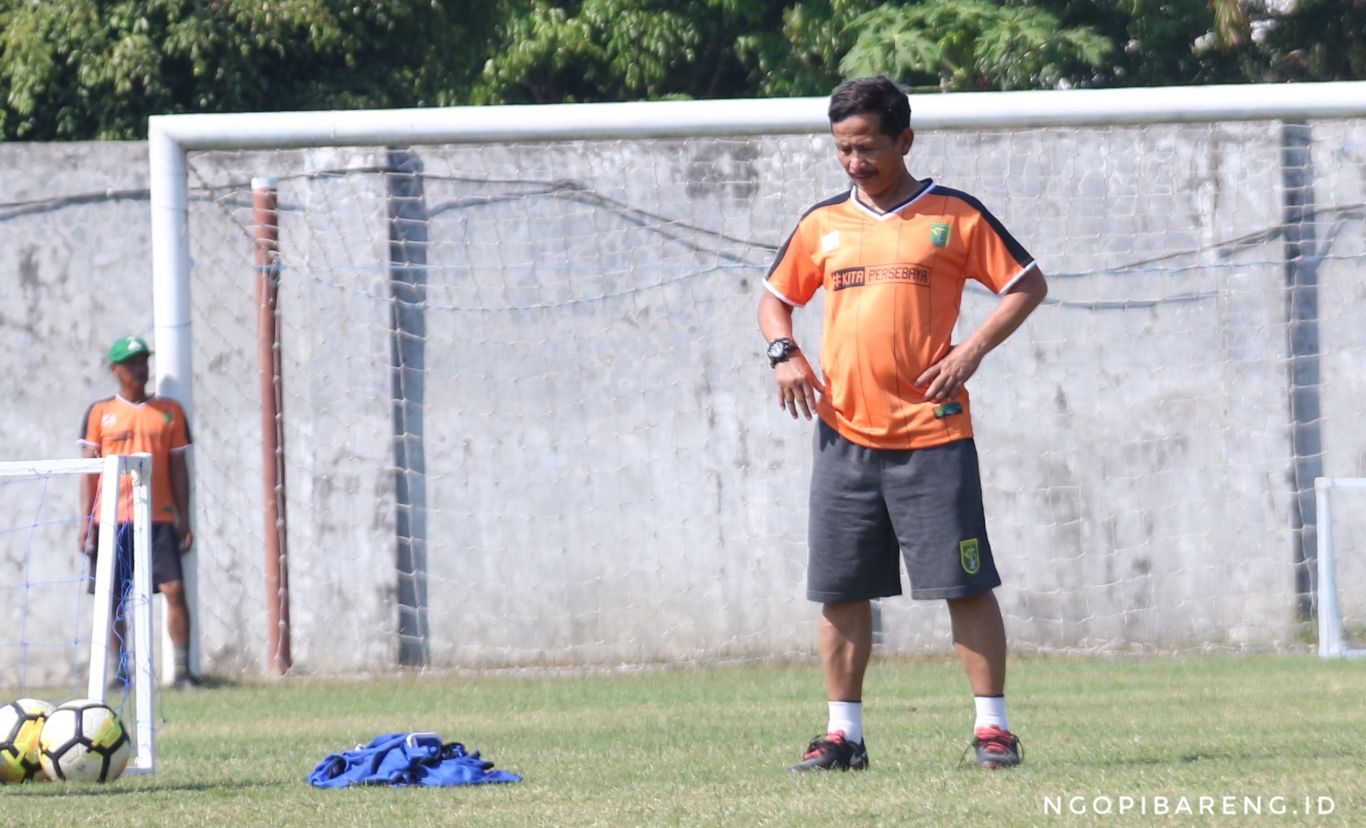 Pelatih Persebaya, Djajang Nurdjaman saat latihan di Lapangan Jenggolo, Kamis 6 September 2018. (foto: Haris/ngopibareng)