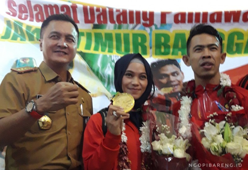 Atlet Jawa Timur Sarah Tria Monata (tengah), peraih emas di Asian Games 2018, bersama Dispora Jatim, Supratomo (kiri). Foto: Haris/ngopibareng.id