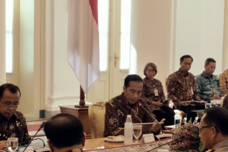 Presiden Joko Widodo memimpin rapat kabinet terbatas membahas persiapan pelaksanaan Asian Para Games 2018 di Istana Bogor, Jumat 7 Agustus 2018. (Foto: Antara/Agus Salim)